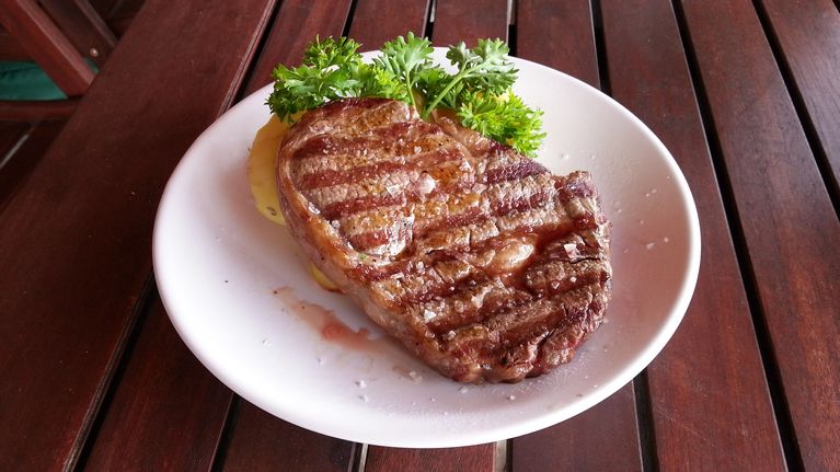 hovězí steak na grilu